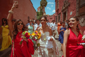 novia en callejoneada de san miguel de allende