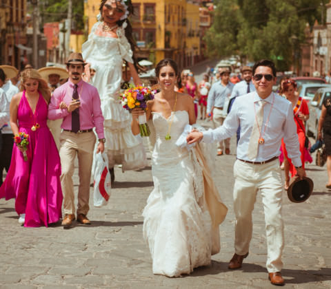 novios llegando a la boda en san miguel de allende